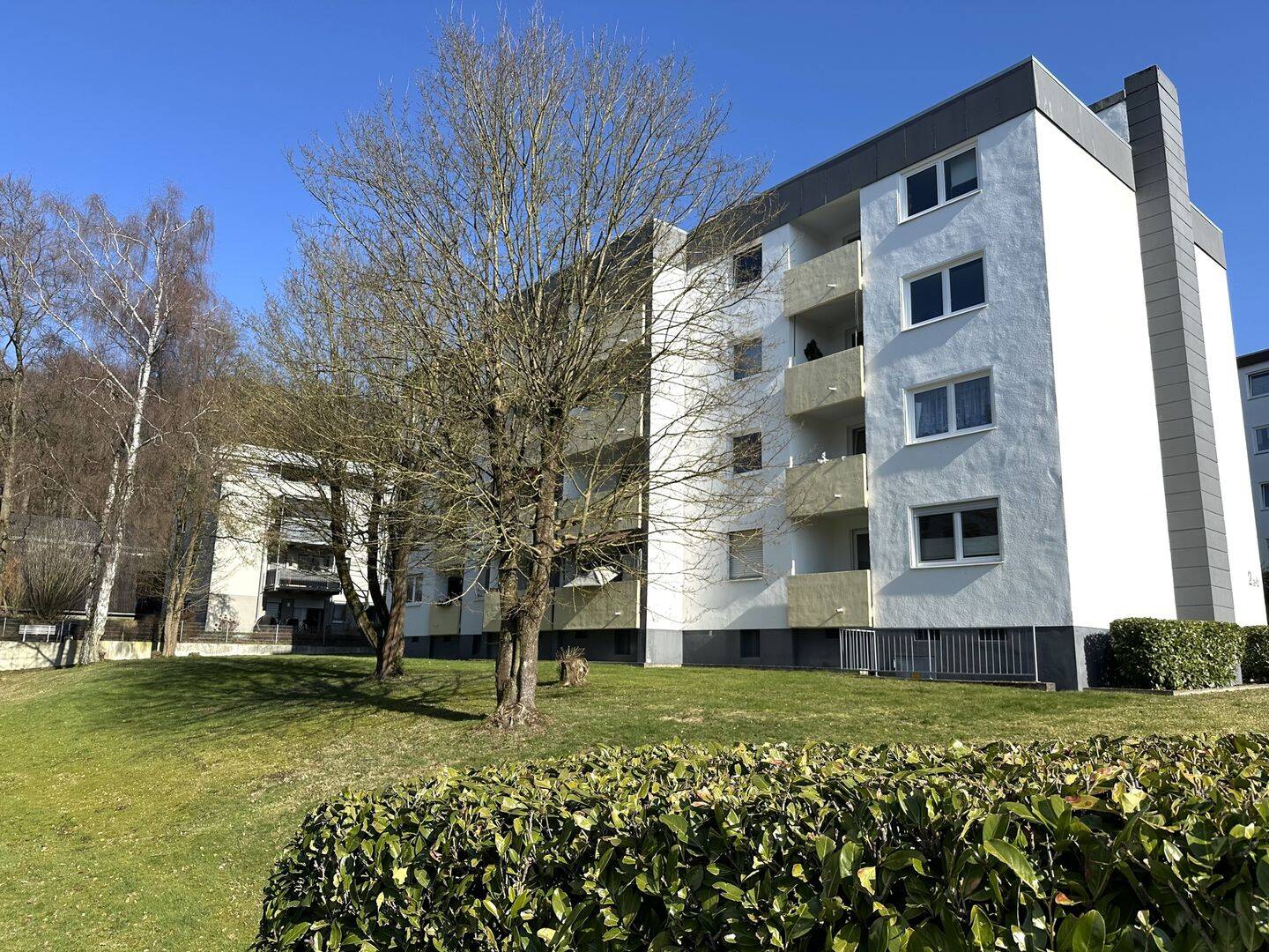 Helle, gemütliche 2-Zimmerwohnung mit Balkon, Stellplatz und Blick ins Grüne!, 65527 Niedernhausen