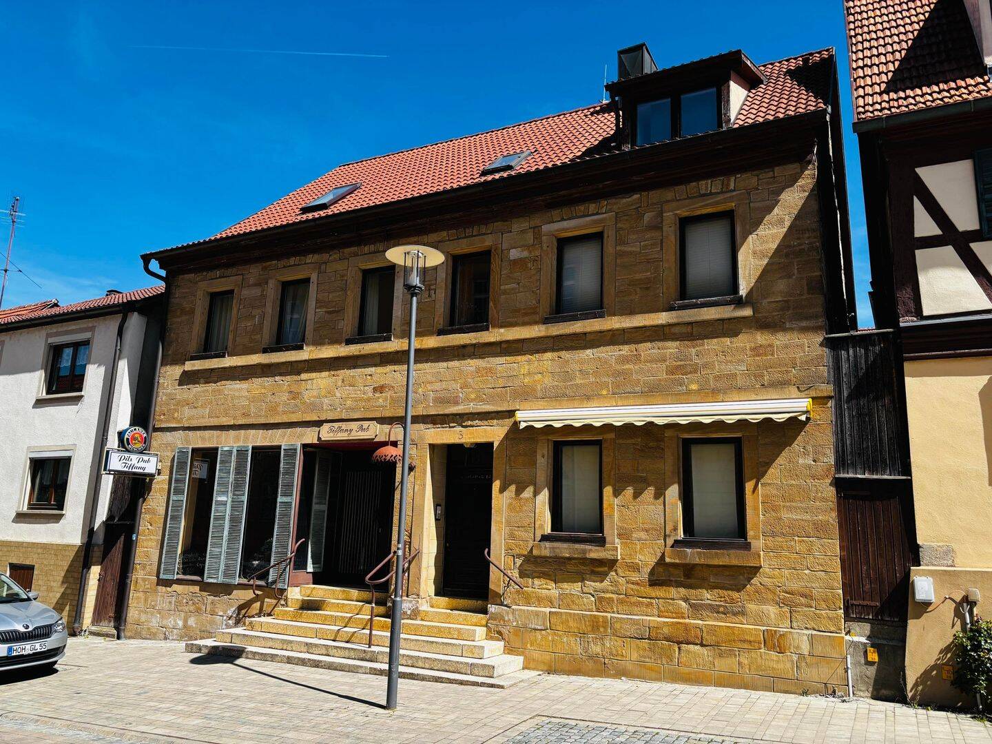 Schmuckes Stadthaus mit Gewerbefläche im Erdgeschoss, 2 Wohnungen in den Etagen u. einem ruhig gelegenen Innenhof mit Pergola, 97461 Hofheim i. UFr.