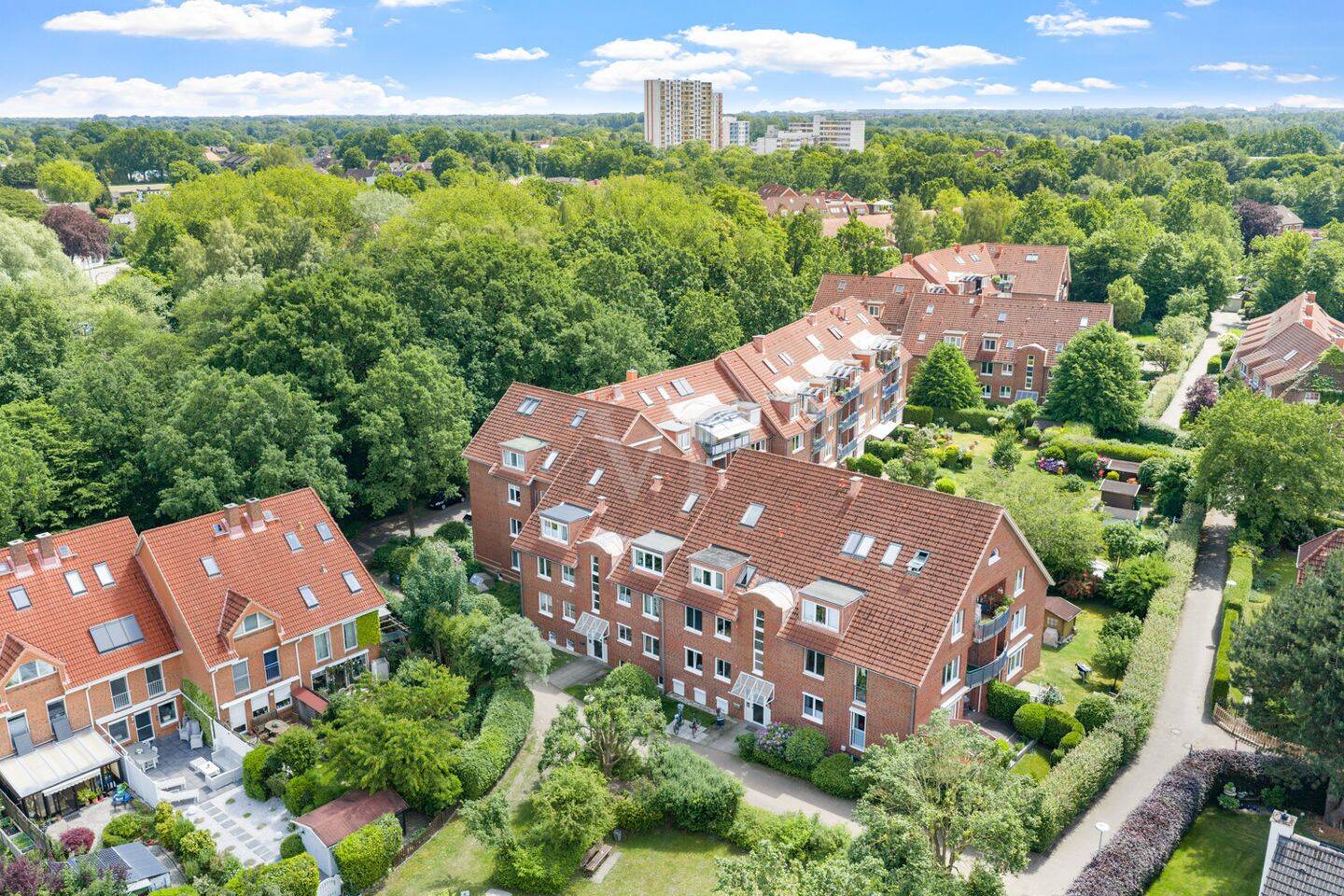 Familienfreundliche Dachgeschosswohnung im maisonetteähnlichen Wohnkonzept mit Balkon und Stellplatz, 25421 Pinneberg