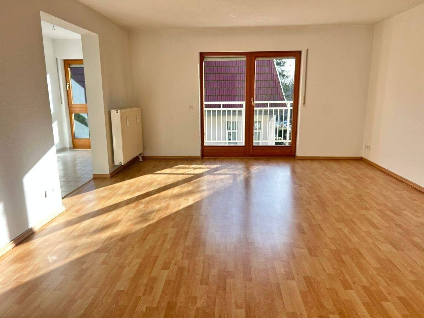 GERÄUMIGE WOHNUNG MIT BALKON UND CARPORT IM SCHÖNEN RABENSTEIN, 9117 Chemnitz (Rabenstein Reichenbrand Rottluff Siegmar)