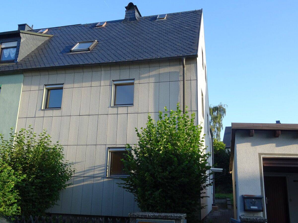 Geräumige Doppelhaushälfte mit Anbau bietet Raum für handwerkliche Eigenleistung und kreative Ideen, 95032 Hof (Eppenreuth Innenstadt Pirk)