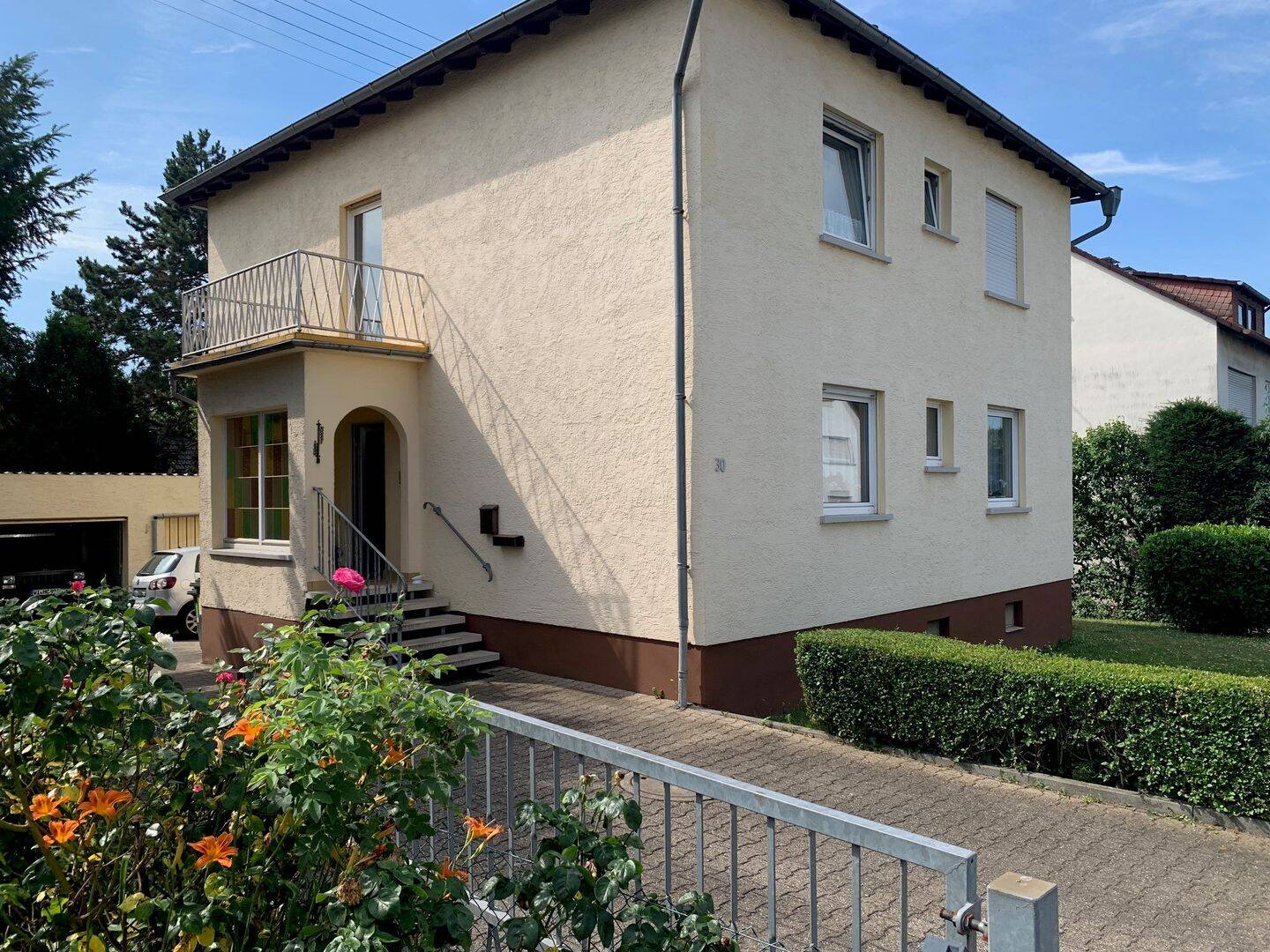 Nordenstadt – sonniges Zweifamilienhaus – 3 Garagen – großes Grundstück!, 65205 Wiesbaden