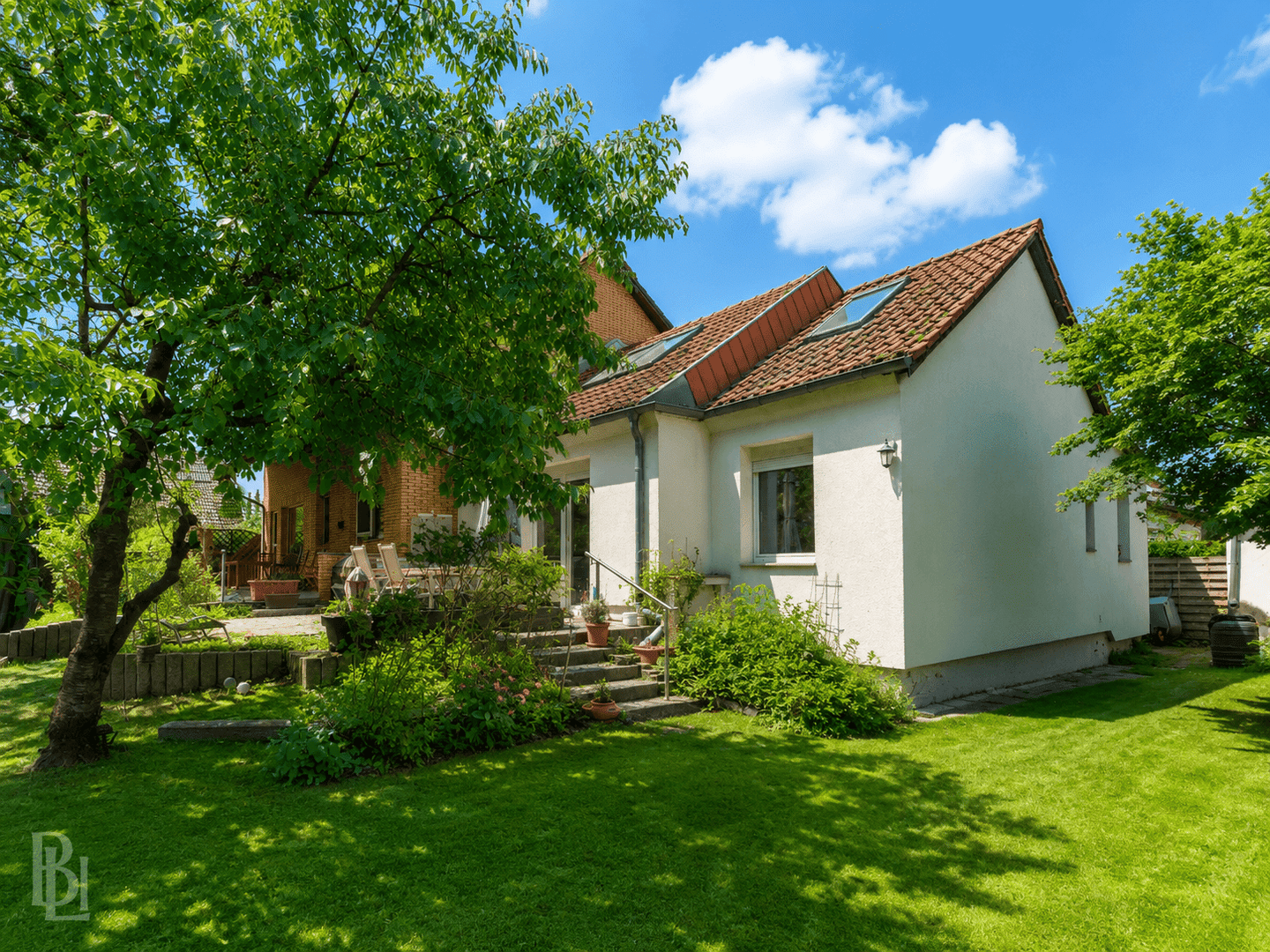 Ruhig gelegenes Zweifamilienhaus mit Einliegerwohnung in Remise, 13503 Berlin (Reinickendorf)