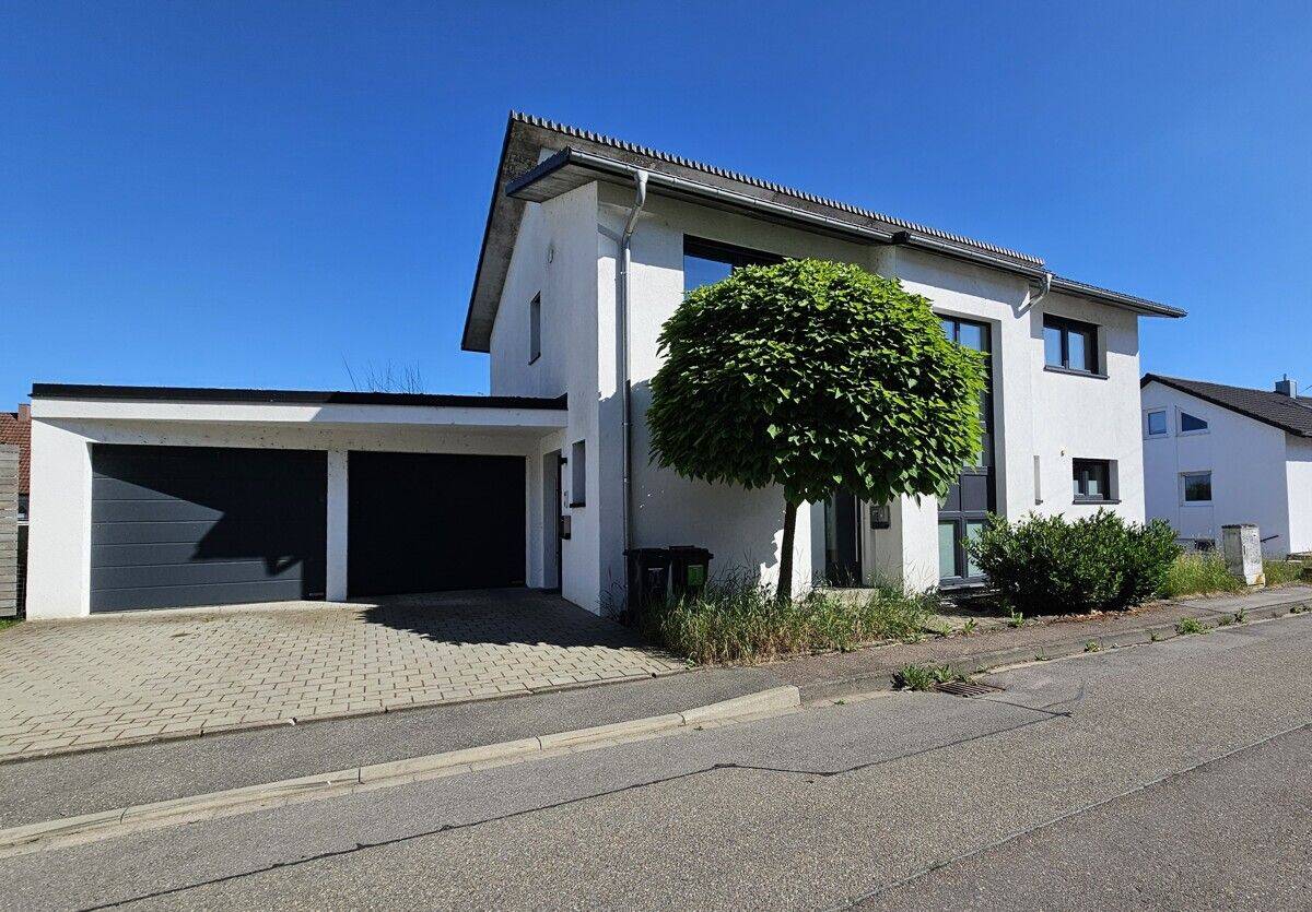 Modernes EFH mit vermieteter ELW, KfW 55 und Wärmepumpe, 89584 Ehingen (Donau)