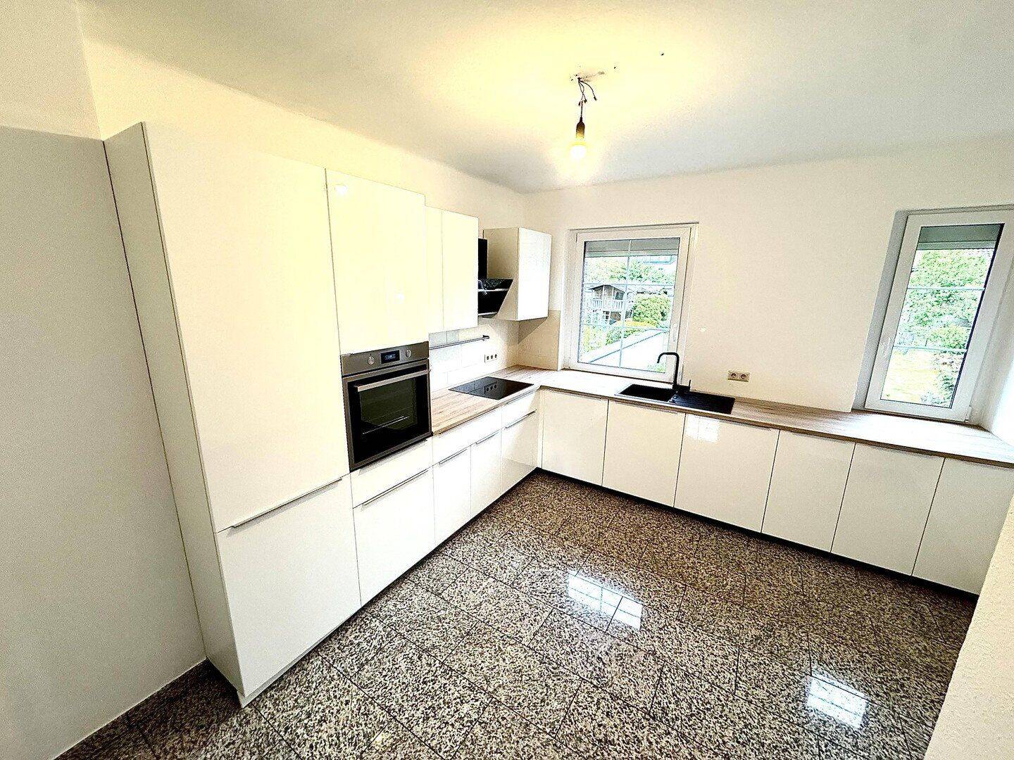 Schöne geräumige 3,5 Zimmer Wohnung direkt in Lehrte mit Einbauküche und Garten, 31275 Lehrte