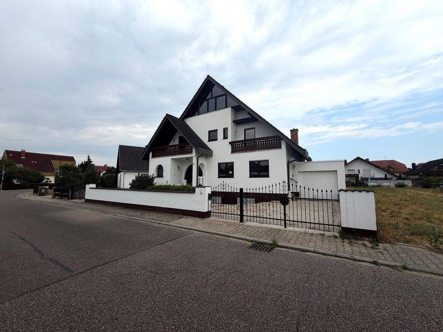 Großes Architektenhaus inkl. Garage u. Garten * in Altlußheim, 68804 Altlußheim