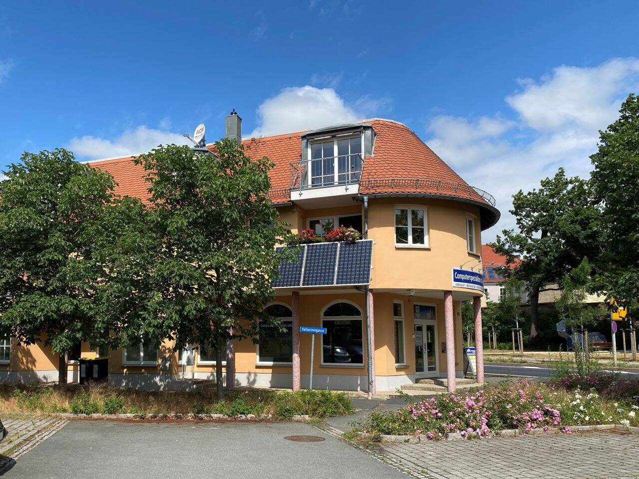 Mehrfamilienhaus mit 4 Wohnungen + 2 Gewerbeeinheiten, 1558 Großenhain