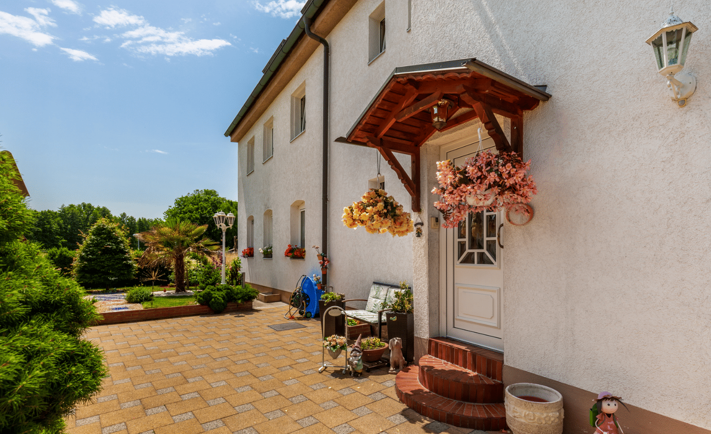 3-Familienhaus in Stein – ca. 250 m² Wohnfläche auf 356 m² Grundstück, neue Heizung (10/2025), PV mit Speicher, mit 3 Garagen, 90547 Stein