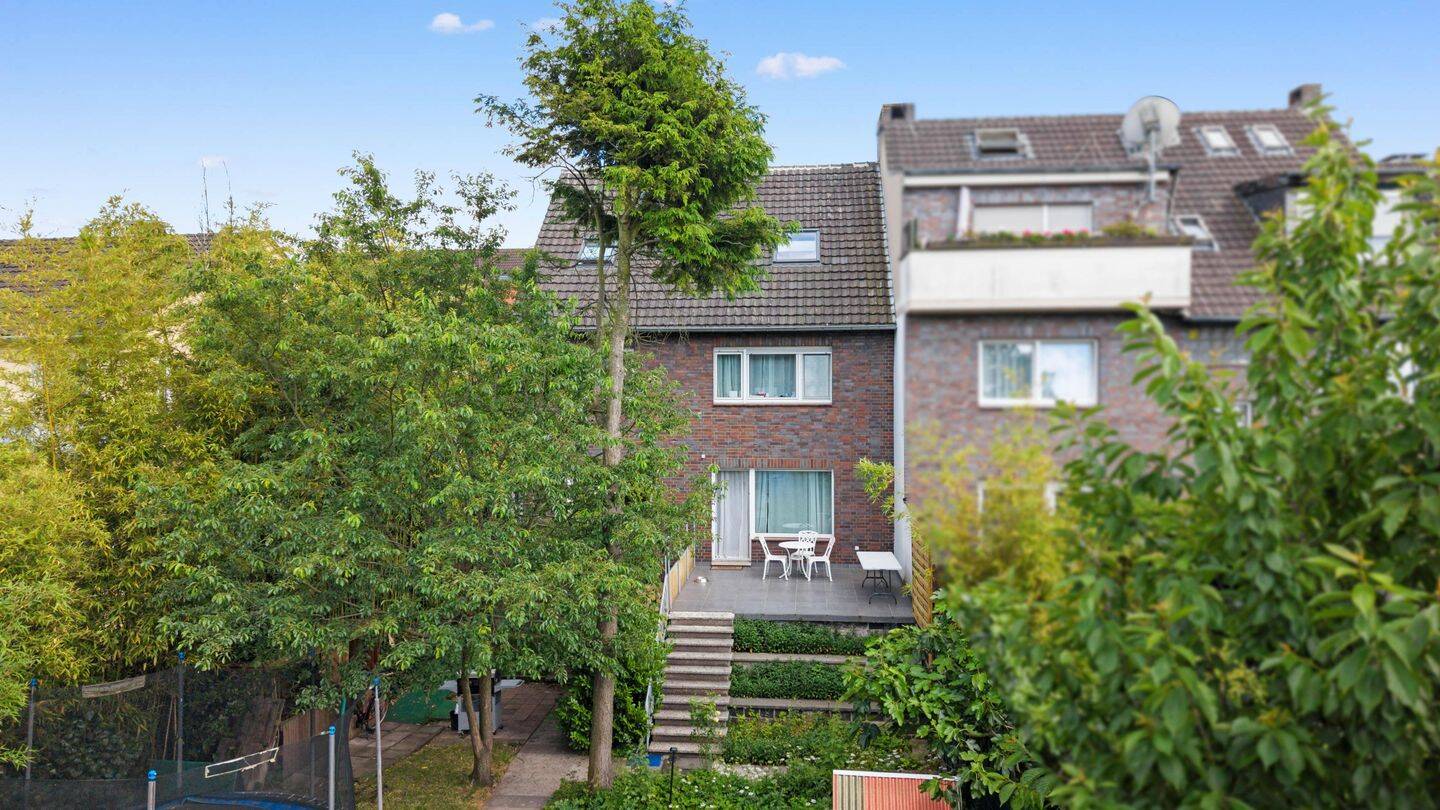 Provisionsfrei: Top sanierte Doppelhaushälfte mit Terrasse, Garten und PKW-Stellplatz, 41462 Neuss