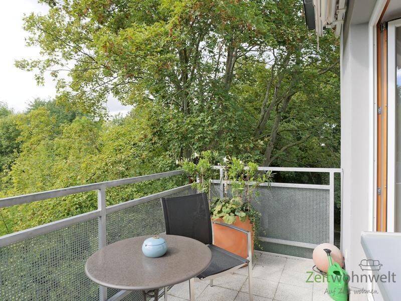 (EF0945_M) Weimar: Südstadt, sehr schönes Apartment mit Parkett, zwei Balkons und Service in ruhiger, grüner Wohnlage, 99425 Weimar