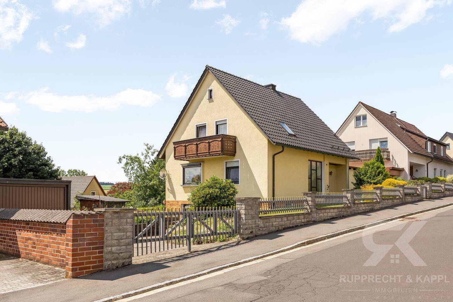 Gepflegtes Einfamilienhaus mit Wintergarten, großem Garten, zwei Garagen in Wildenreuth, 92681 Erbendorf