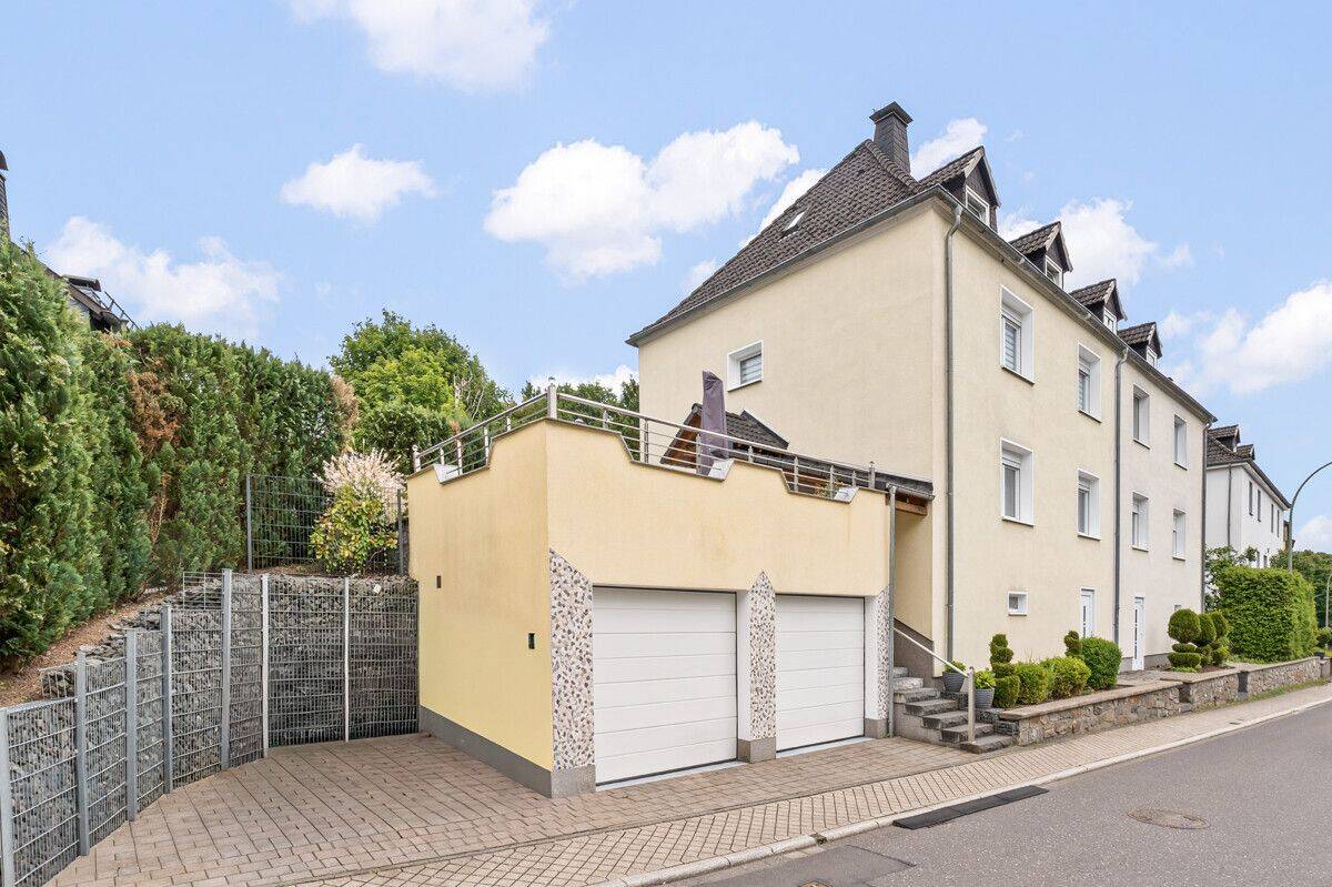 #KOMINOS IMMOBILIEN# Renovierte Doppelhaushälfte mit zwei Garagen in Finnentrop, 57413 Finnentrop