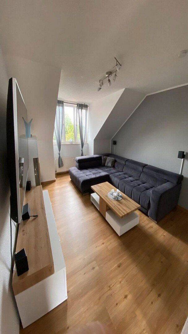 2 Zimmer Teilsanierte Dachgeschosswohnung in Bremen, 28325 Bremen (Ellenerbrok-Schevemoor Oberneuland Tenever)