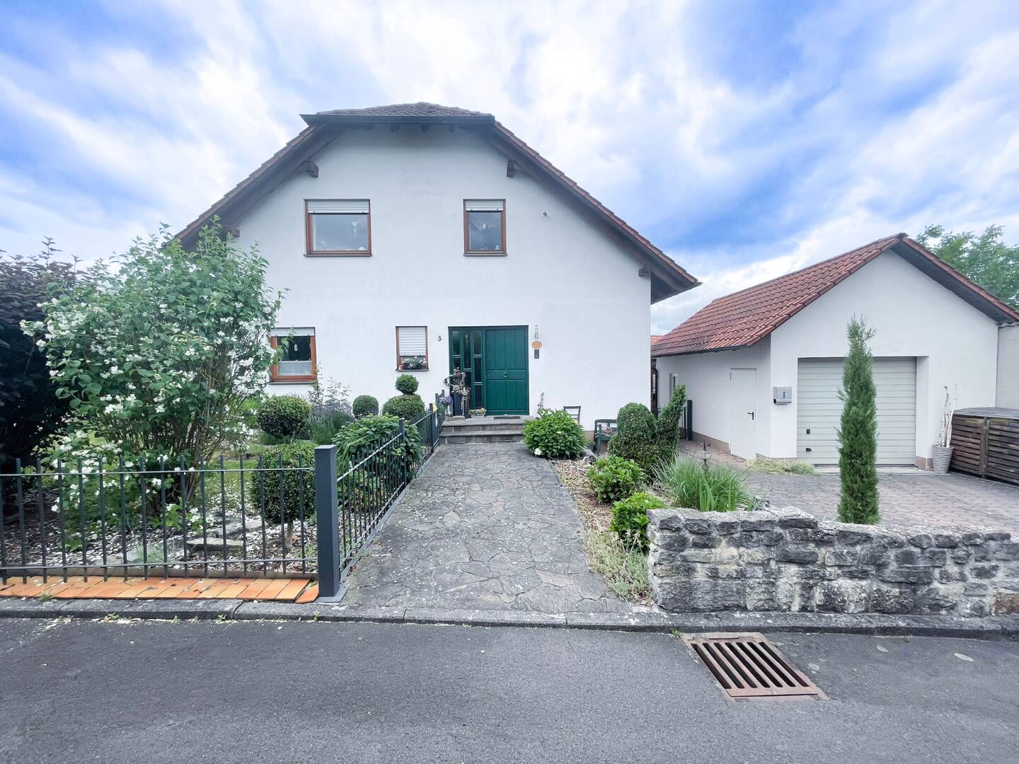 Freistehendes Einfamilienhaus mit gepflegtem Garten, Photovoltaik und Solar in Sylbach bei Haßfurt, 97437 Haßfurt