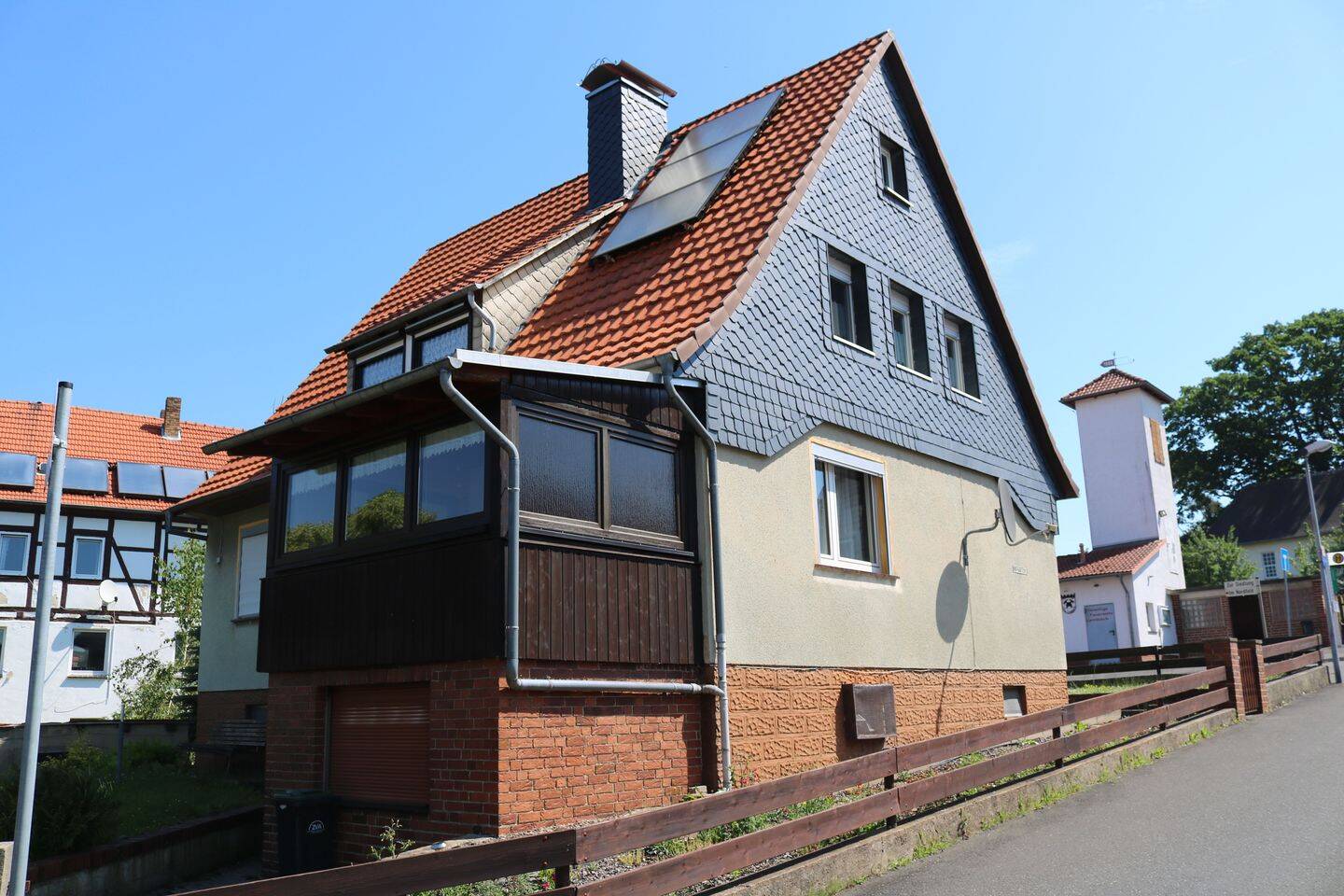 Gepflegtes Ein- bis Zweifamilienhaus mit Wintergarten, Doppelgarage und Sauna -KEINE KÄUFERPROVISION-, 34576 Homberg (Efze)
