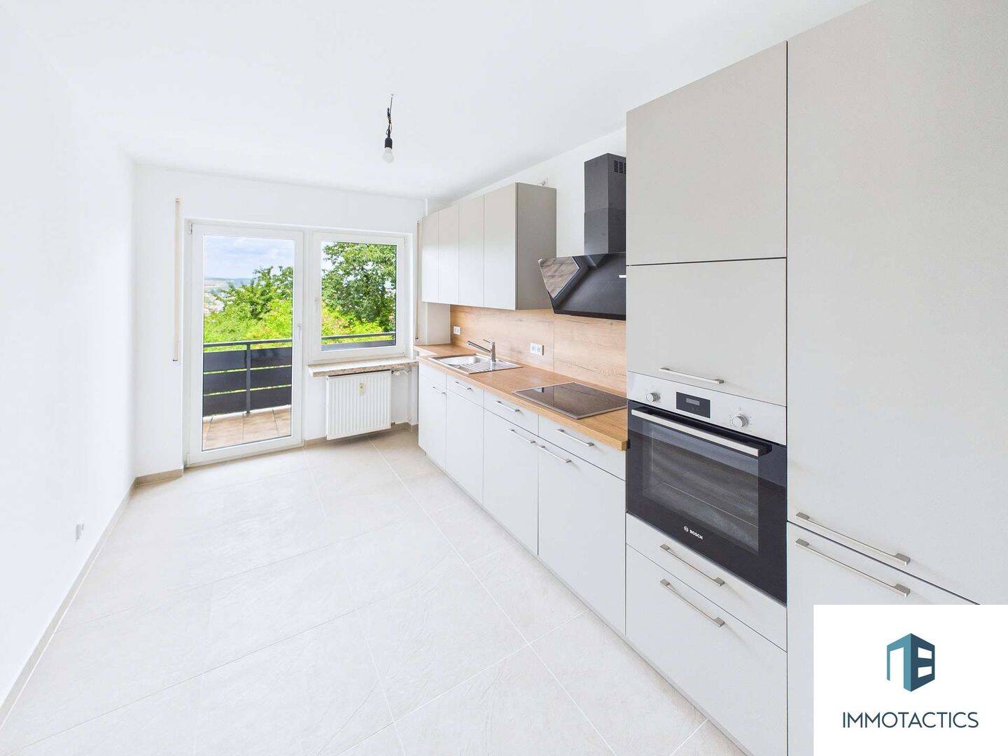 Selten am Kuhberg: 5 Zimmer, große Terrasse, Balkon und neue Einbauküche, 55543 Bad Kreuznach