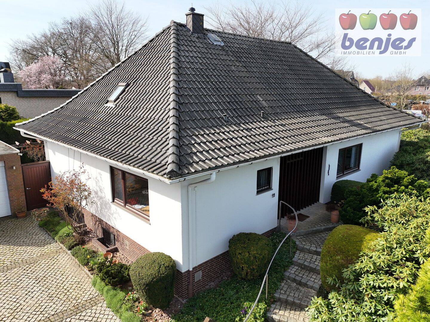Blick von der Anhöhe: Komfortabler Walmdachbungalow mit Sauna, 28857 Syke
