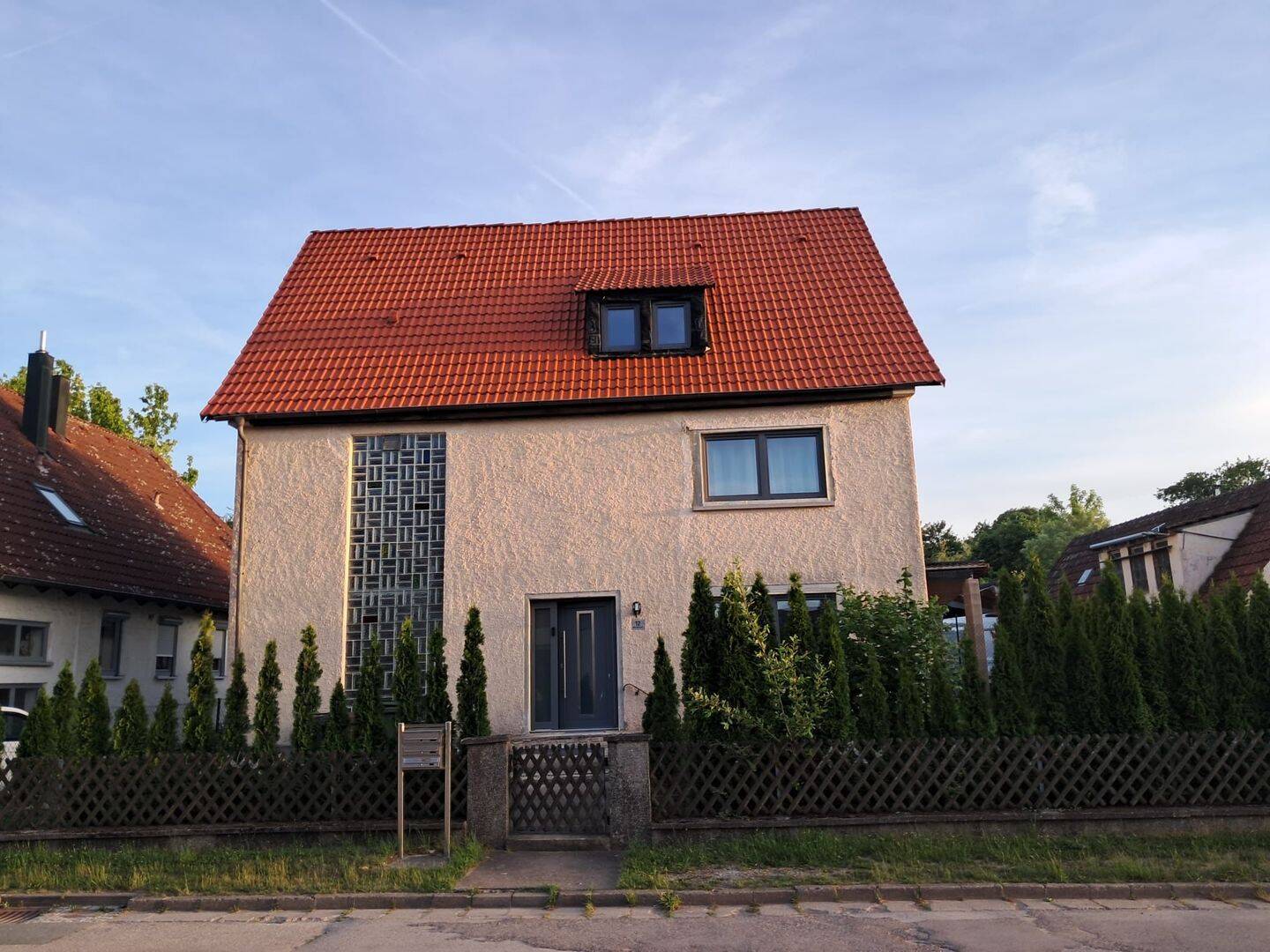 Autarkes 3-Familienhaus mit 335 m² Wohnfläche, 50 kWp PV-Anlage, Halle und 1.210 m² Grundstück – provisionsfrei., 91589 Aurach