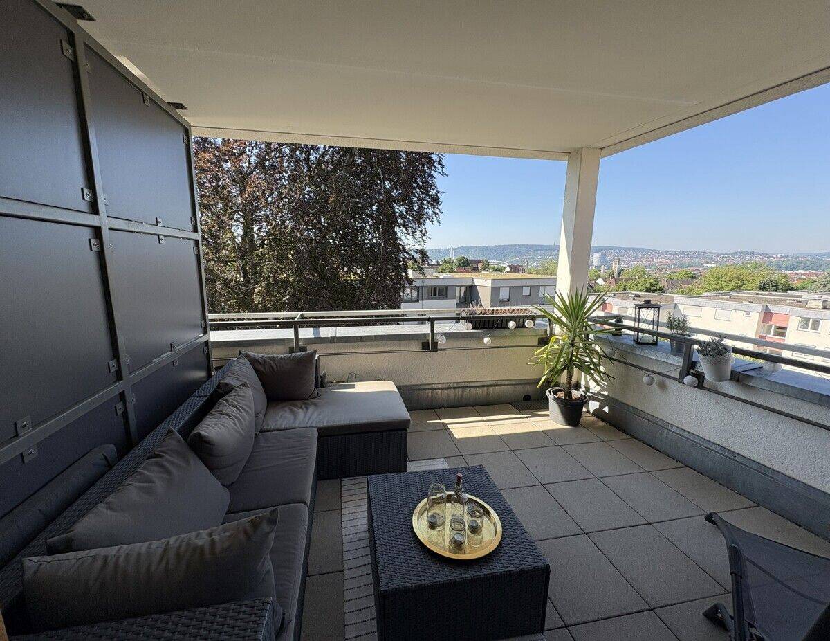Großzügige 4-Zimmer-Wohnung mit tollem Balkon in Stuttgart, 70374 Stuttgart (Bad Cannstatt Sommerrain)