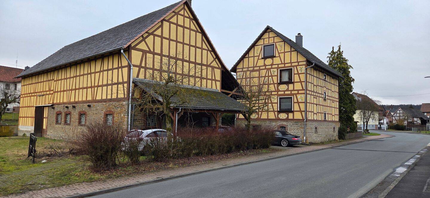 Ideal für Tierhaltung: Wohnhaus mit Stallungen und Scheune mit 3603 m² Grundstück, 35075 Gladenbach
