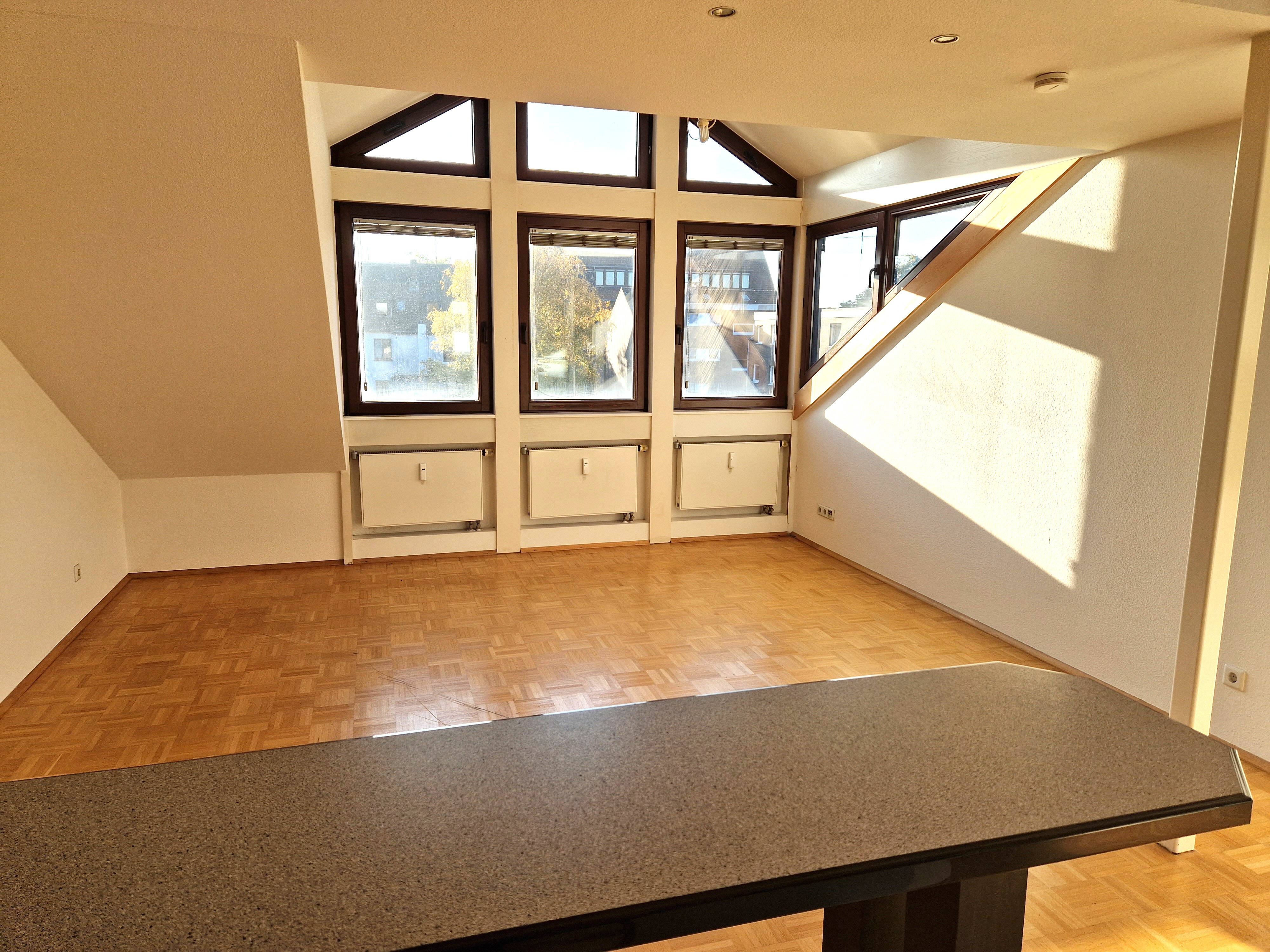 helle und freundliche Dachgeschosswohnung mit EBK und Einbauschränken in Duisburg Duissern, 47058 Duisburg (Altstadt Duissern)