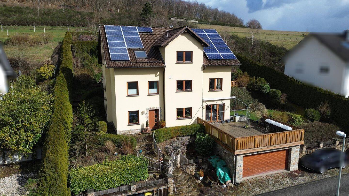 Familienparadies mit Weitblick. Großzügiges Zweifamilienhaus mit Garten & Terrassen, 57250 Netphen