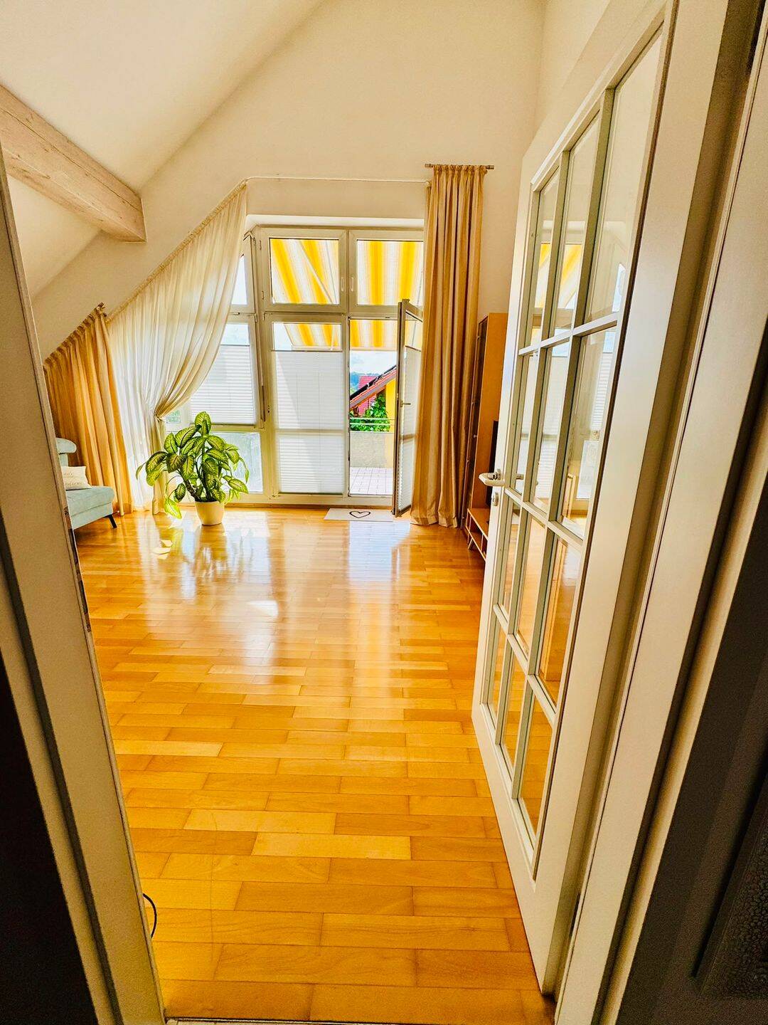 Außergewöhnliche, lichtdurchflutete Dachgeschosswohnung in Stadtbergen OT Leitershofen, 86391 Stadtbergen