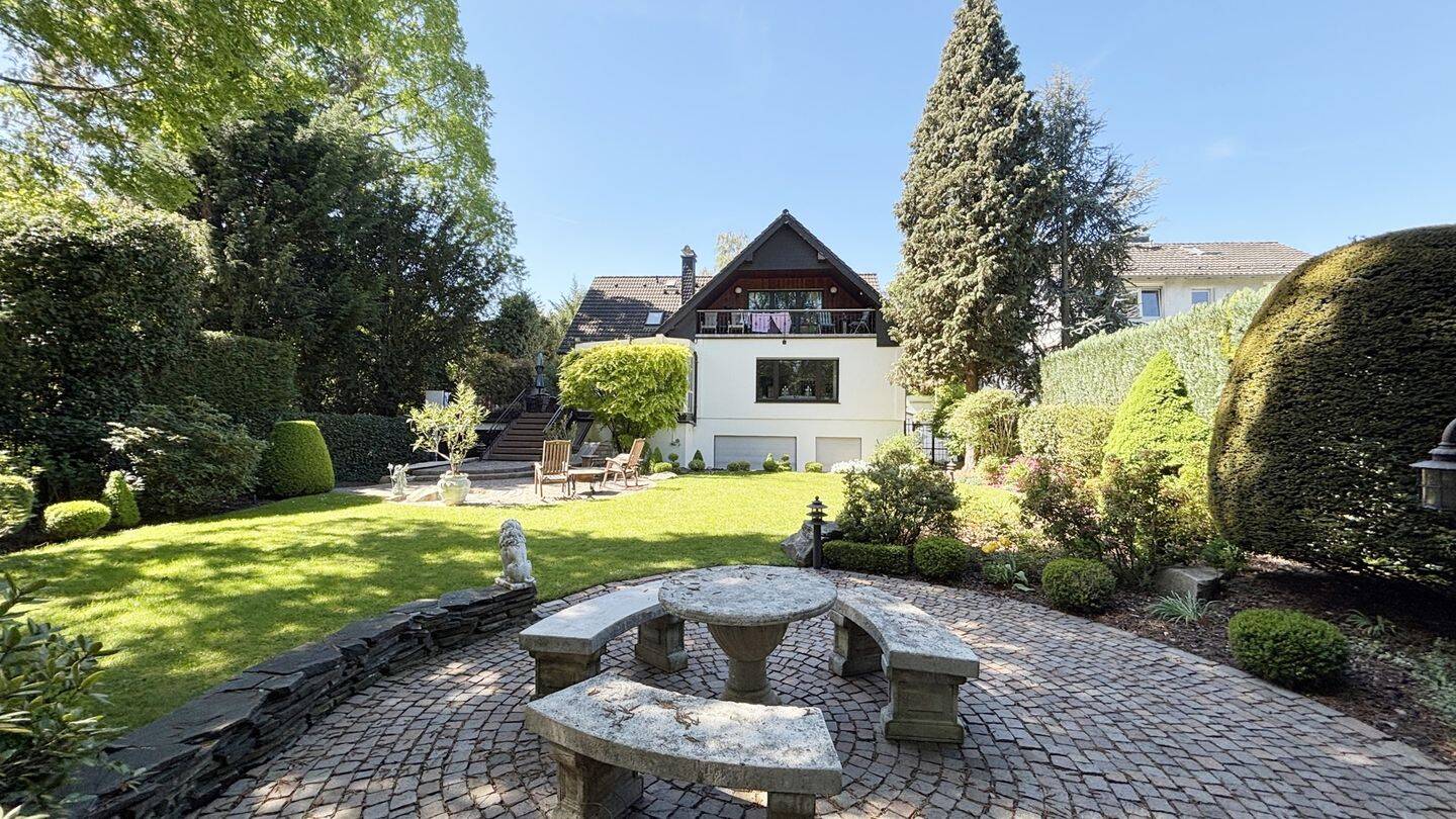 Äußerst gepflegte und geräumige Stadtvilla in ruhiger Lage mit großem parkähnlichem Garten, 40878 Ratingen