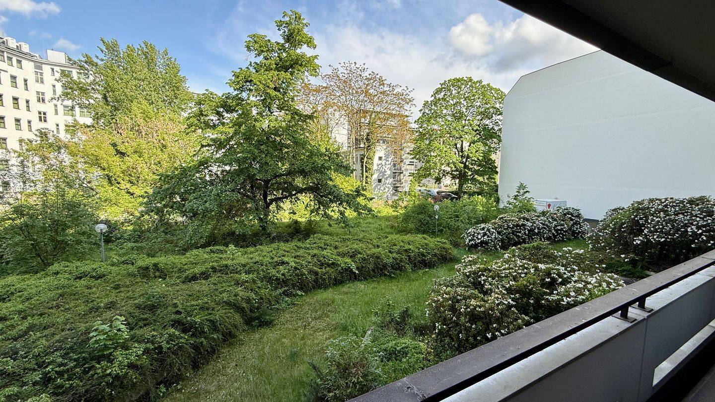 Brutalismus trifft Lebensqualität: Ruhige 2-Zimmer-Wohnung mit großem Gartenbalkon in der City-West, 10623 Berlin (Charlottenburg-Wilmersdorf Charlottenburg)