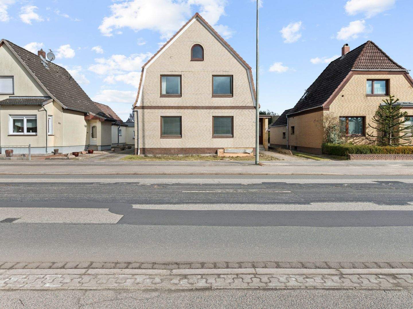 Modernisierungsbedürftiges Einfamilienhaus mit Einliegerwohnung und großem Grundstück in Neumünster, 24536 Neumünster (Brachenfeld Einfeld Tungendorf)