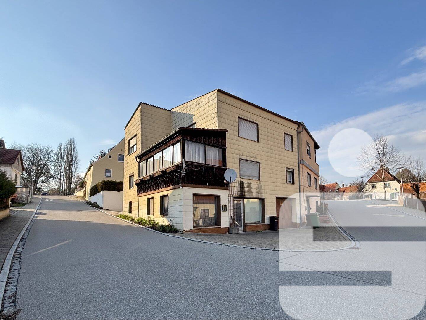 Mehrfamilienhaus mit 3 Wohneinheiten und 3 Garagen, 91719 Heidenheim