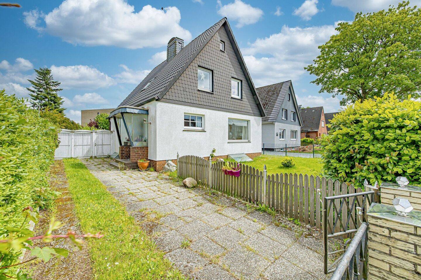 Charmantes EFH in FL/Weiche mit grüner Gartenidylle oder Potenzial als großzügige Baulücke!, 24941 Flensburg (Friesischer Berg Sandberg Südstadt Weiche Westliche Höhe)