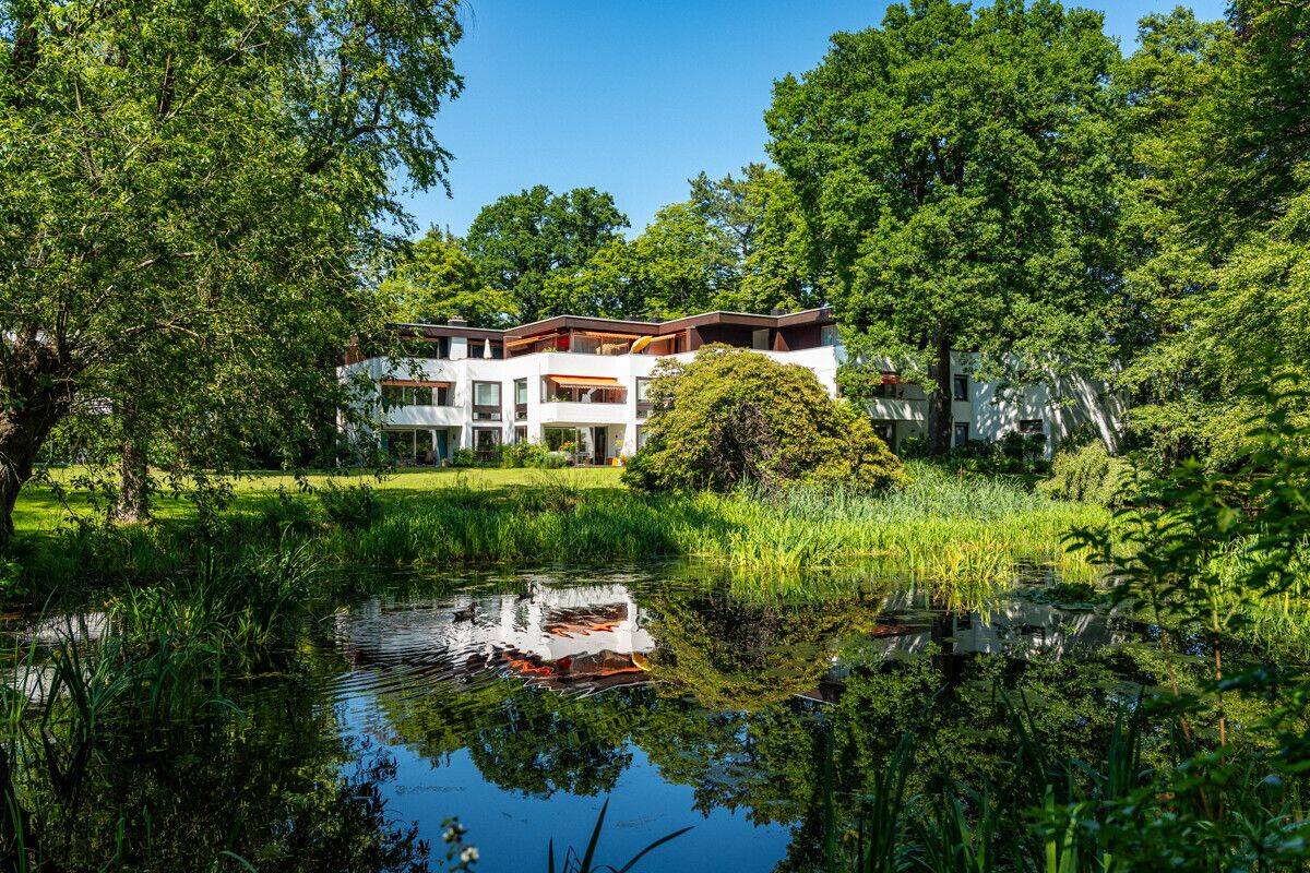 Kernsanierte Wohnung, eingebettet im hauseigenen Park mit Teich, Tennis- und Spielplatz