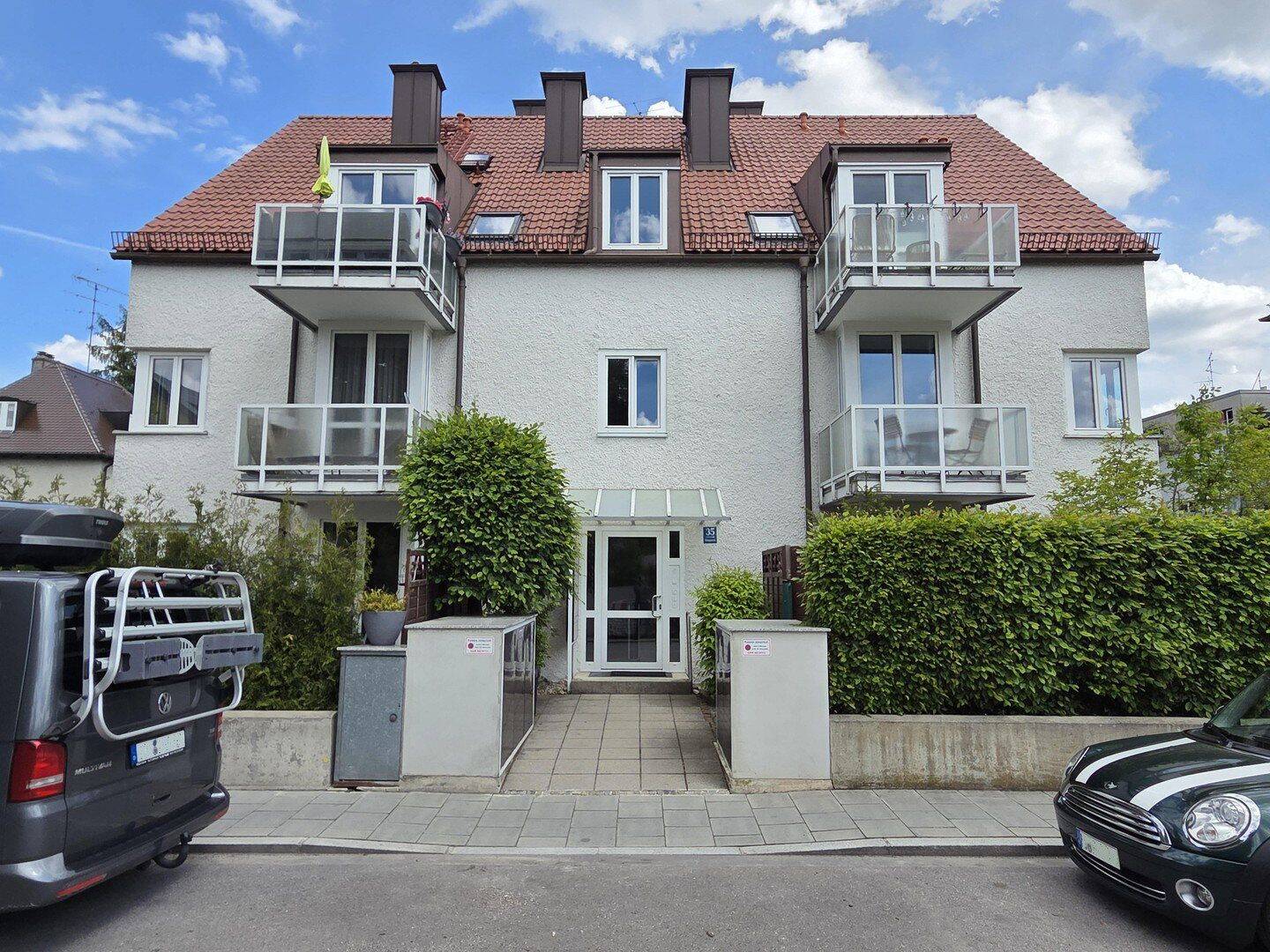 Nähe Waldfriedhof: Möblierte 2-Zimmer Wohnung im EG, kleine Anlage m. Terrasse