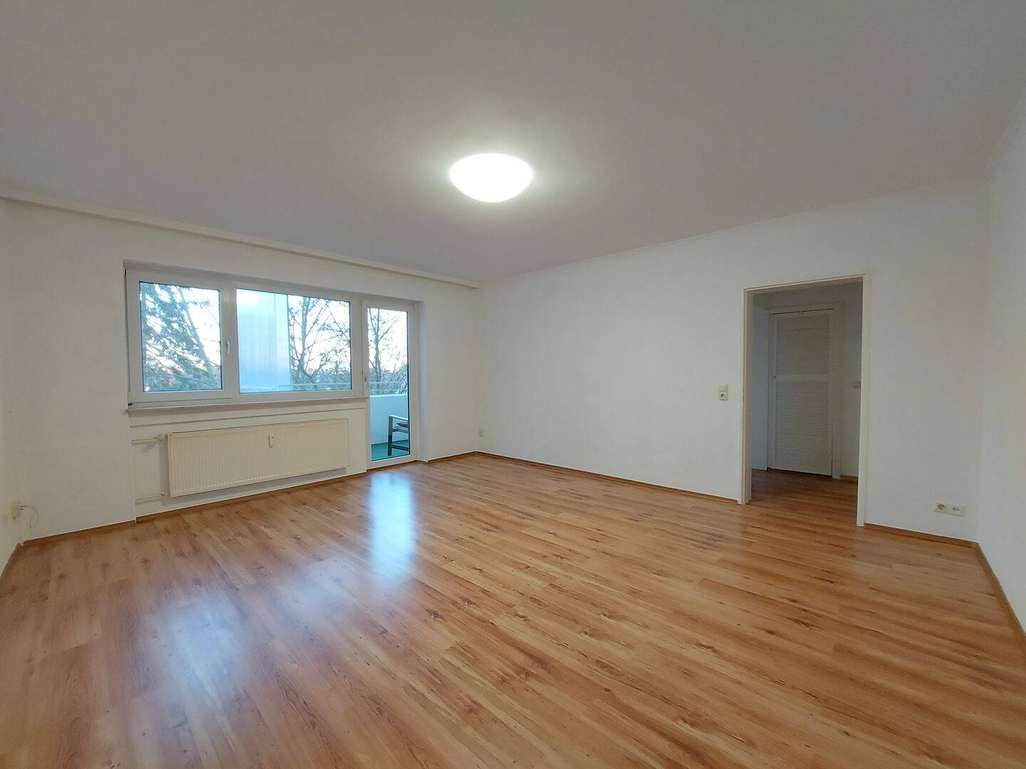 Schöne und helle 2-Zimmer-Wohnung mit Außenstellplatz, Kellerabteil und Einbauküche, 63454 Hanau