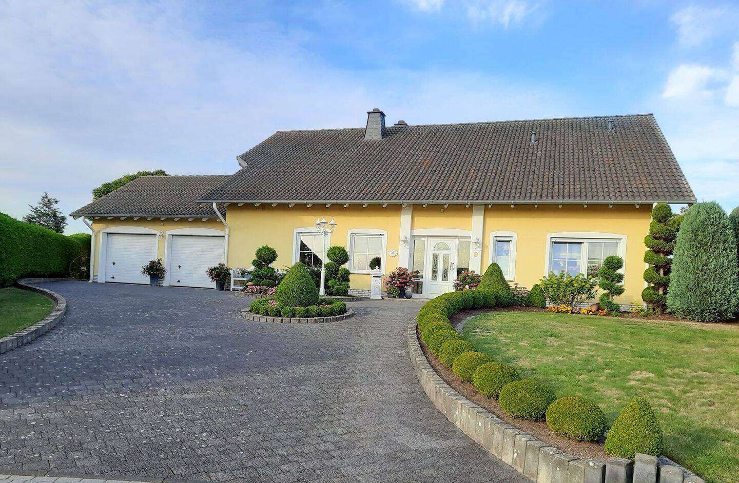 Exklusives und hochwertig errichtetes Einfamilienwohnhaus mit Doppelgarage und gepflegter Gartenanlage, 56754 Roes