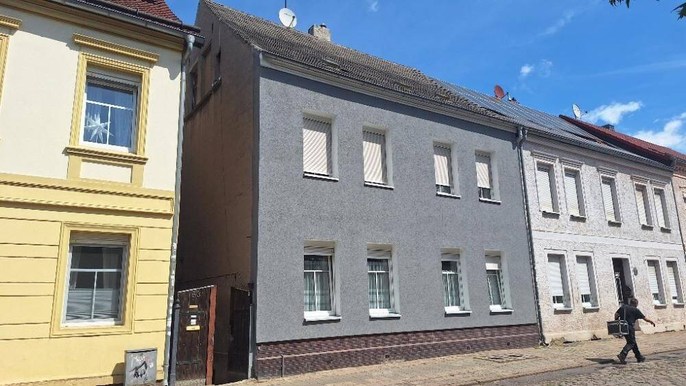Mehrfamilienhaus mit zwei Wohneinheiten, Ausbaureserve im Dachgeschoss und großzügigem Nebengelass, 39288 Burg