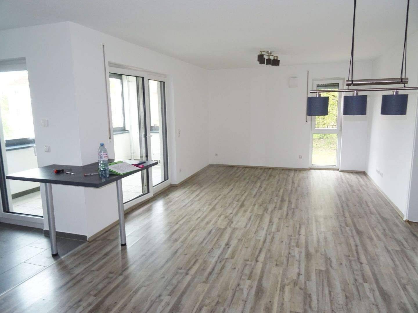 (B03) HELLE UND MODERNE TRAUMWOHNUNG MIT SONNIGEM BALKON/WINTERGARTEN UND TIEFGARAGENSTELLPLATZ, 91301 Forchheim