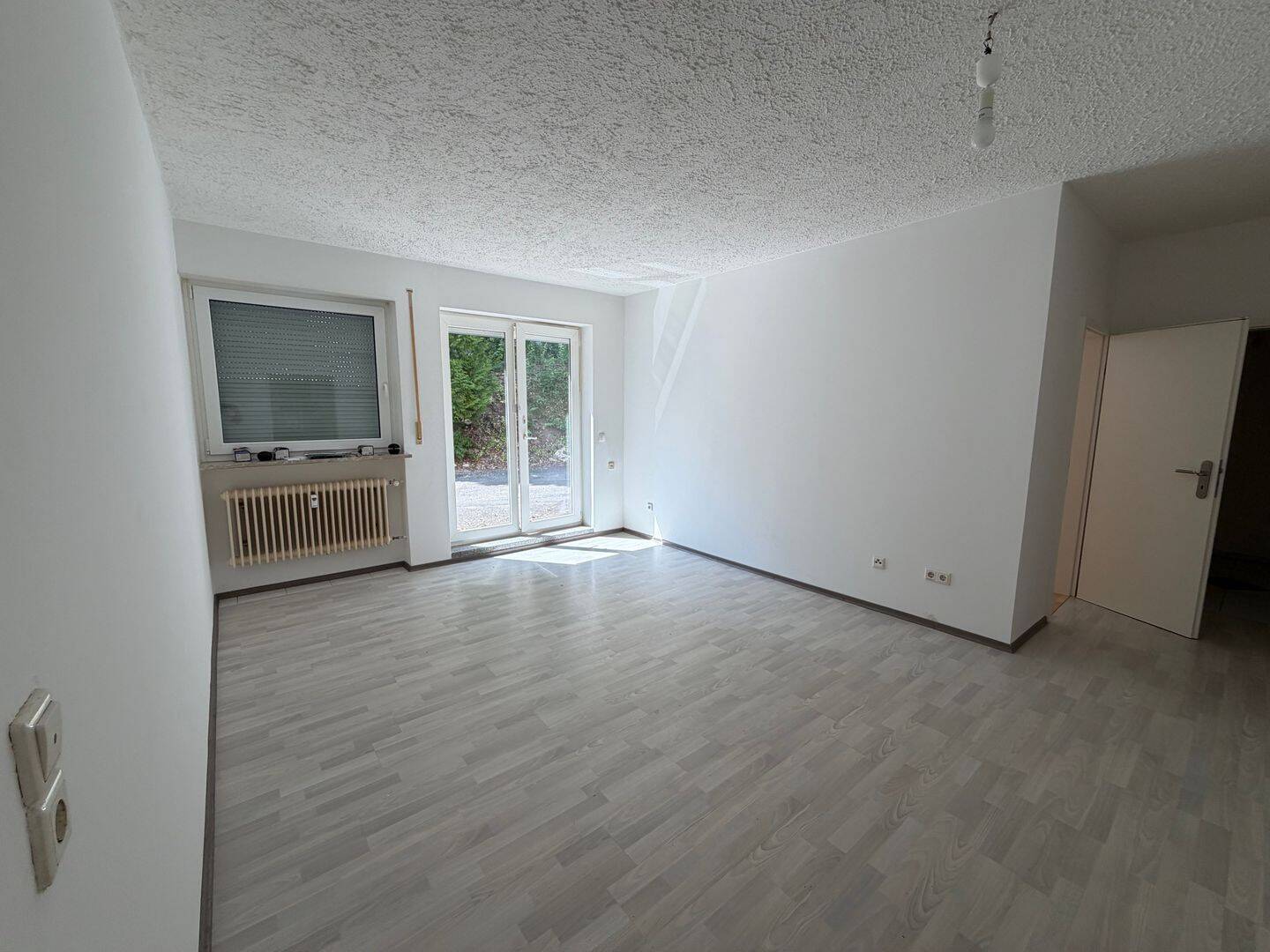 Gepflegte Erdgeschosswohnung mit Garten, Doppelgarage und umfangreichen Modernisierungen, 95361 Ködnitz