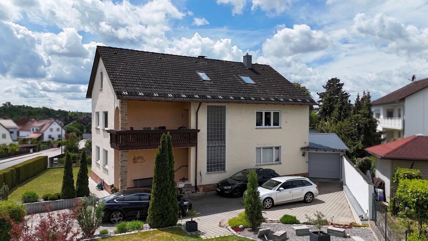 Geräumiges Zweifamilienhaus mit großer Garage und Burgblick in Burglengenfeld zu verkaufen, 93133 Burglengenfeld