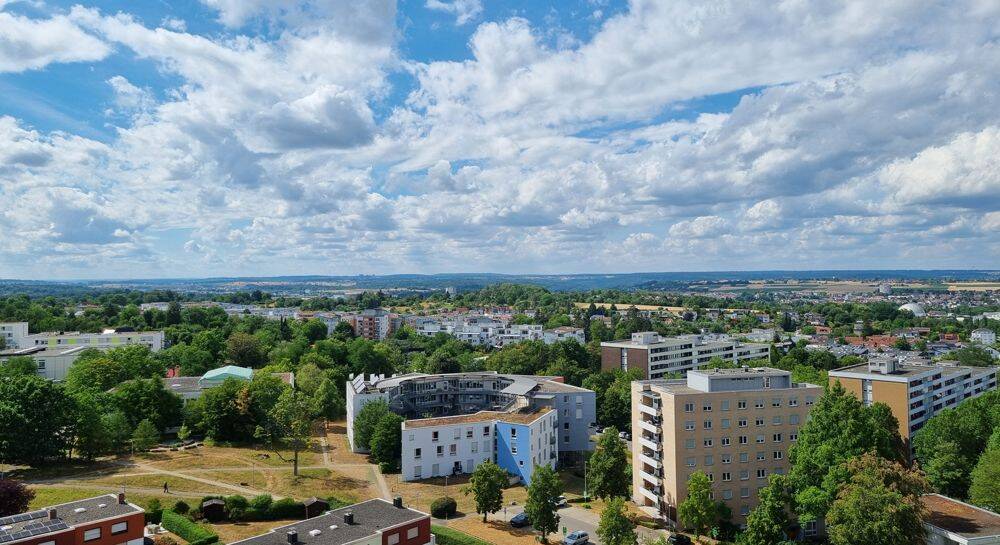 Großzügiges Wohnen über den Dächern: 4-Zi.-Whg. mit Traumaussicht & TG-Platz, 72762 Reutlingen