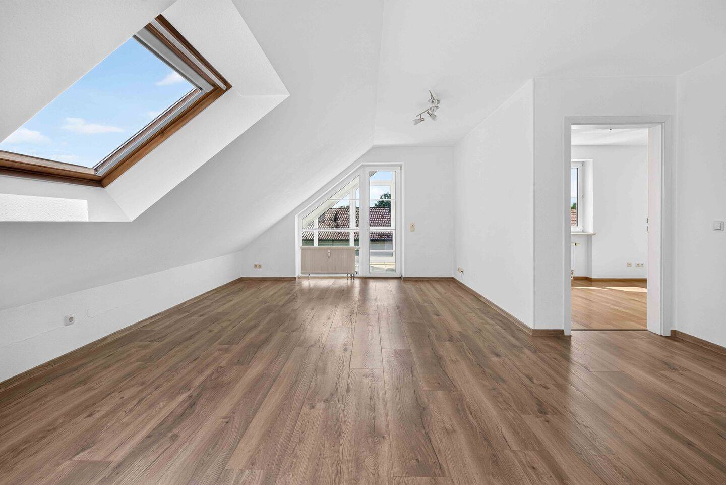 Charmante Maisonette-Dachgeschosswohnung mit Wintergarten und Balkon, 89423 Gundelfingen a.d. Donau