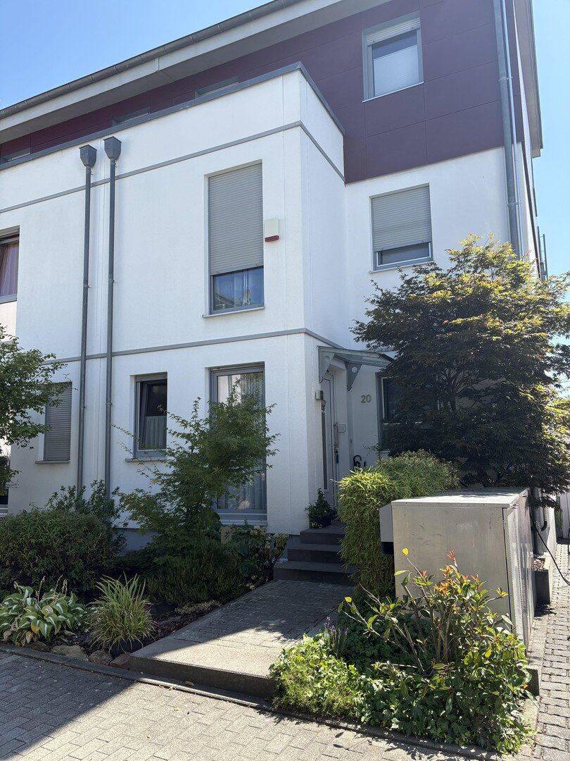Familienfreundliche Doppelhaushälfte mit Blick ins Grüne, 7 Zimmer, PV-Anlage, 65207 Wiesbaden