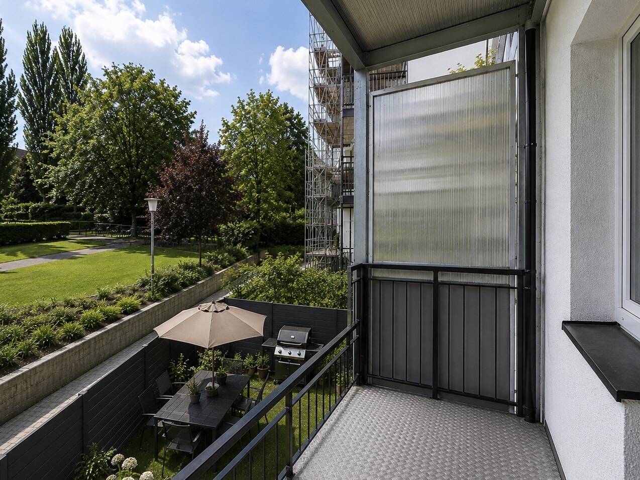 Erstbezug nach Kernsanierung: 2-Zimmer-Wohnung mit Balkon und Terrasse in direkter Parklage