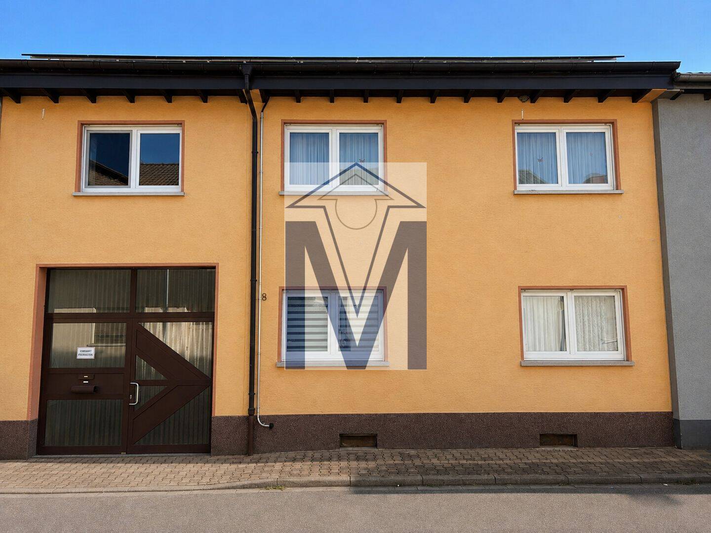 Vielseitiges Zweifamilienhaus mit Innenhof, Garage, PV-Anlage und neuem Dach, 68809 Neulußheim