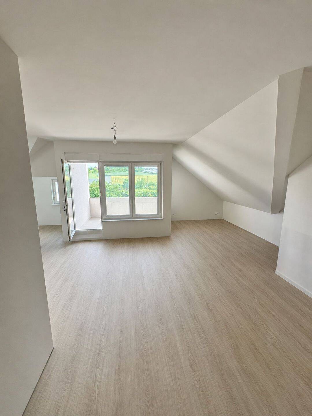 Sanierte 4-Zimmer-Dachgeschosswohnung mit zwei Bädern, Südbalkon & TG-Stellplatz, 61137 Schöneck