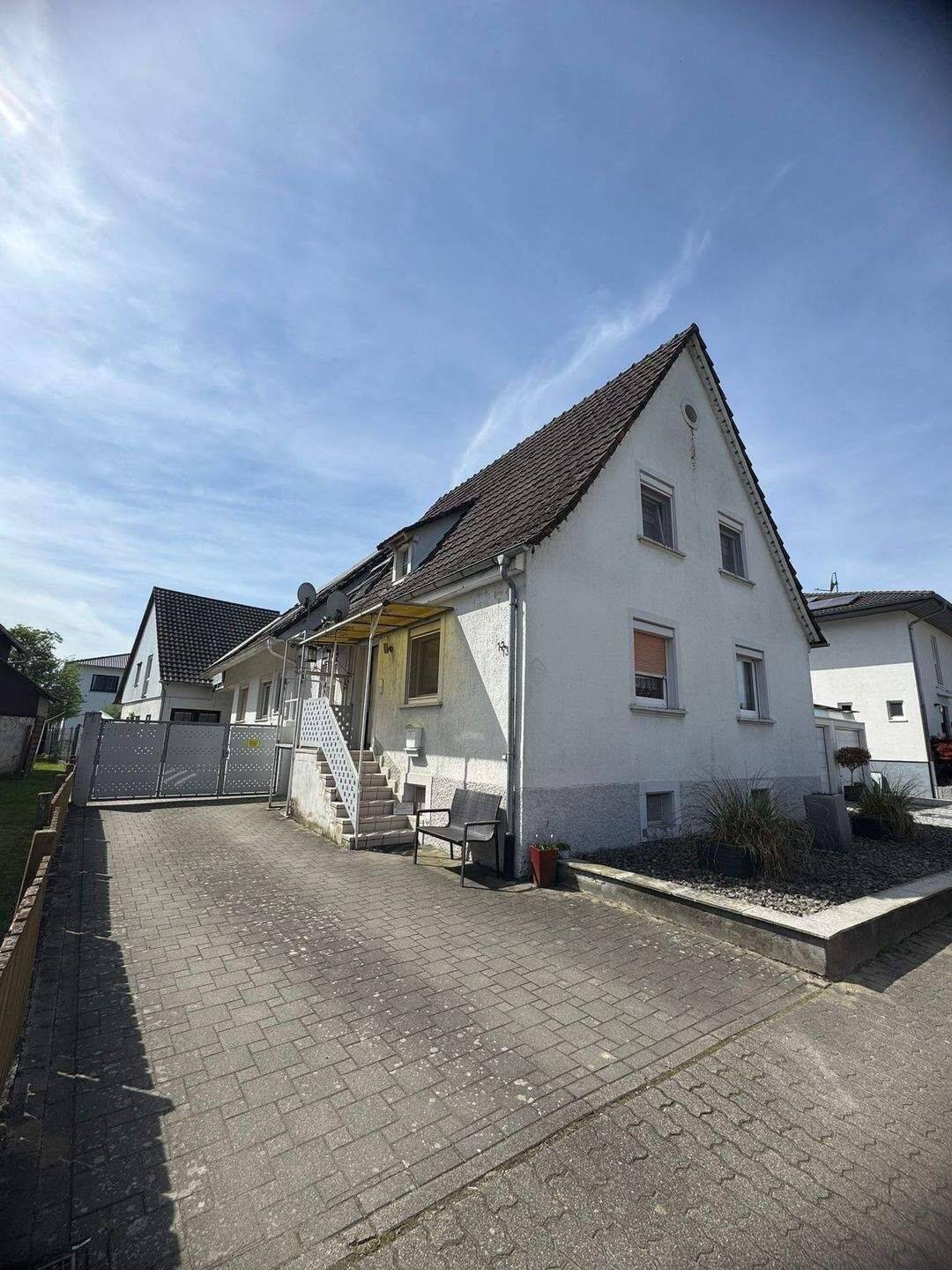 Charmantes Zweifamilienhaus mit Ausbaupotenzial in naturnaher Lage nahe dem Rhein, 79367 Weisweil