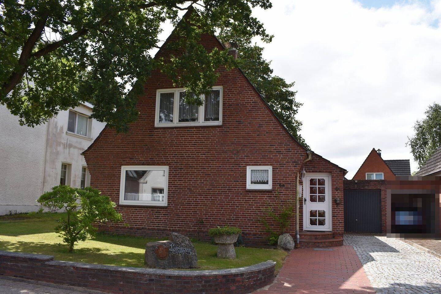 Gut gelegenes Einfamilienhaus mit Garage und Garten, 25813 Husum