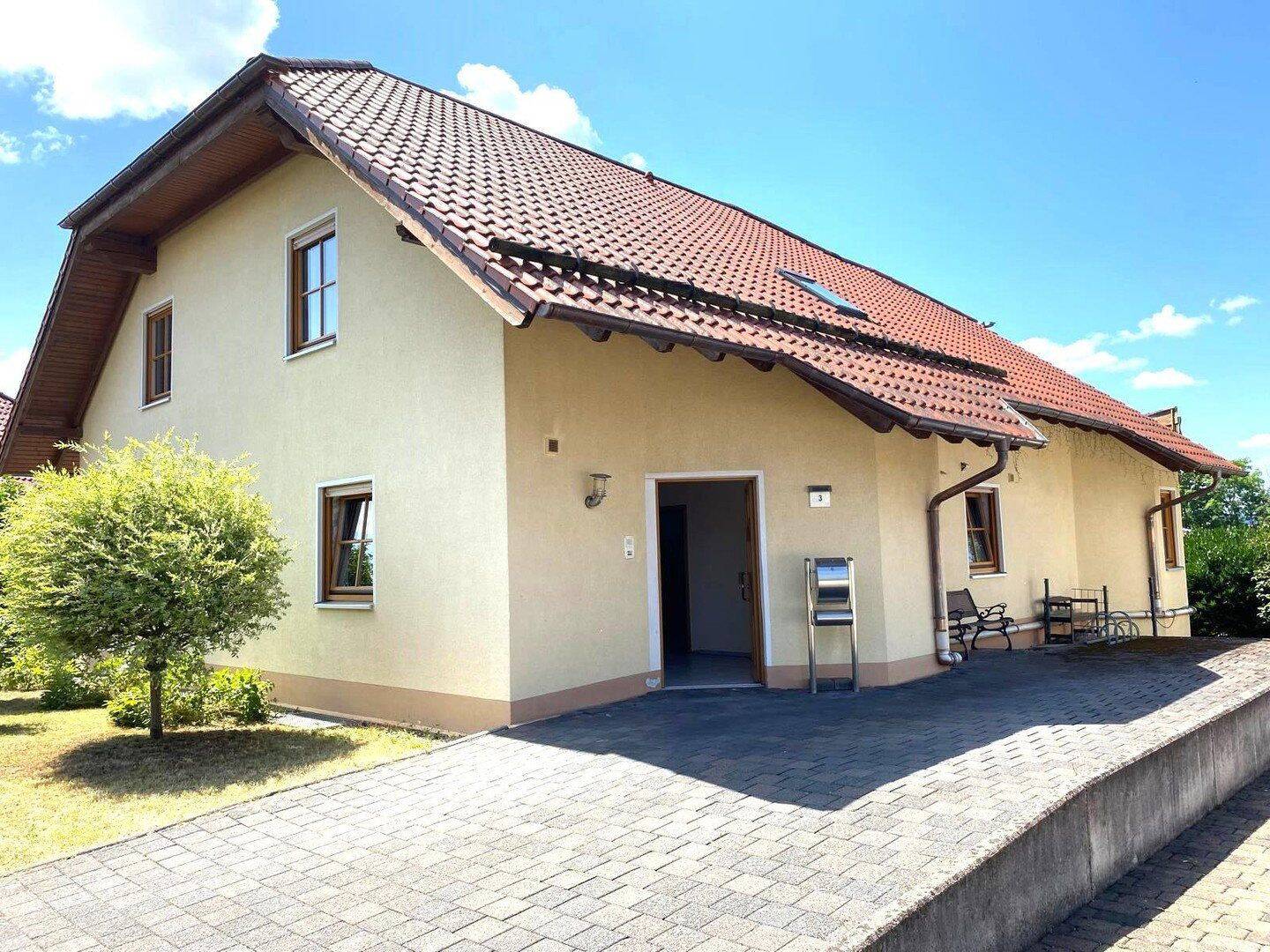Freistehendes Einfamilienhaus mit Einliegerwohnung und Garage in ruhiger Lage (Sackgasse) von Brakel, 33034 Brakel