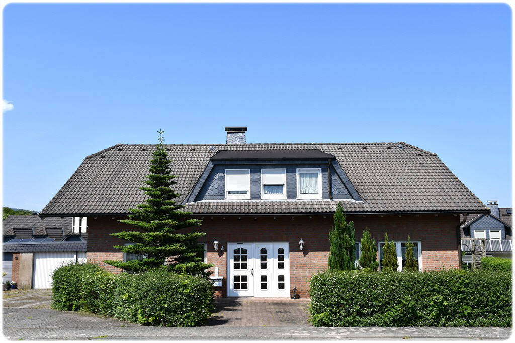 Neuer Preis! Schönes Zweifamilienhaus mit Doppelgarage in bevorzugter Lage!, 59964 Medebach